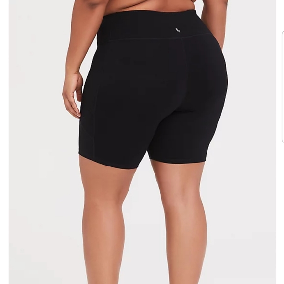 BNWT Torrid active bike short Black size 2 18/20 - Picture 7 of 7